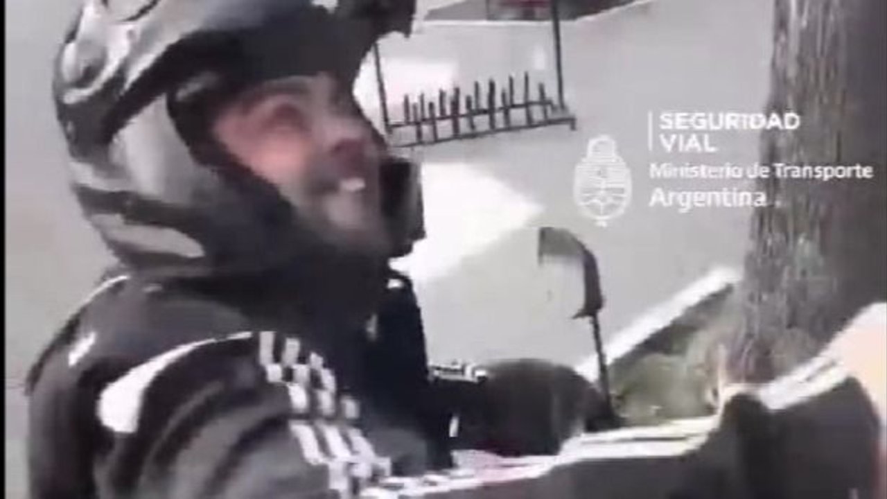 RELATOS SALVAJES: violento ataque de un motociclista a un colectivo en La Matanza