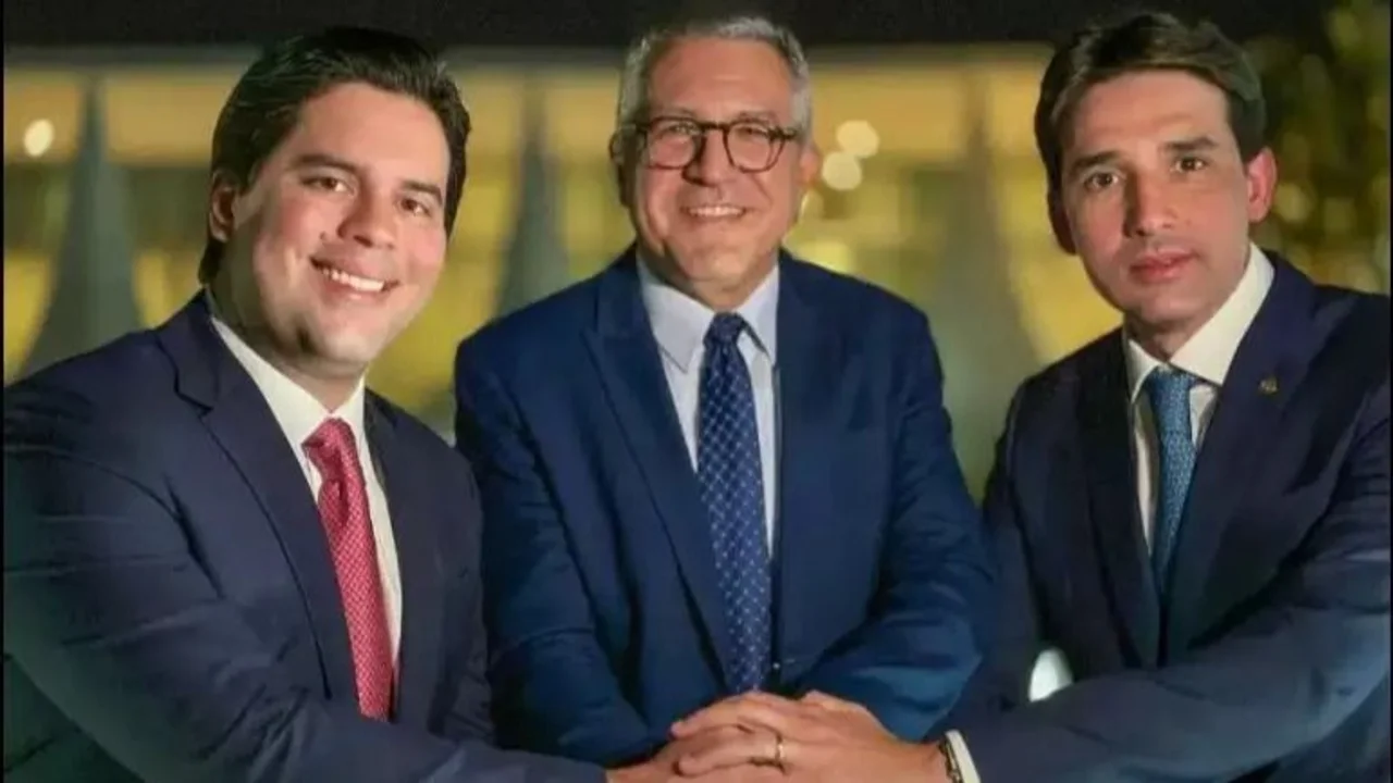 André Fufuca (izquierda), que pasó de diputado a ministro de Deportes; ministro de Relaciones Institucionales, Alexandre Padilha (centro); y Silvio Costa Hijo (derecha), que pasó de diputado a ministro de Puertos y Aeropuertos, posan para la foto de anuncio de cambios en el gabinete de Lula.