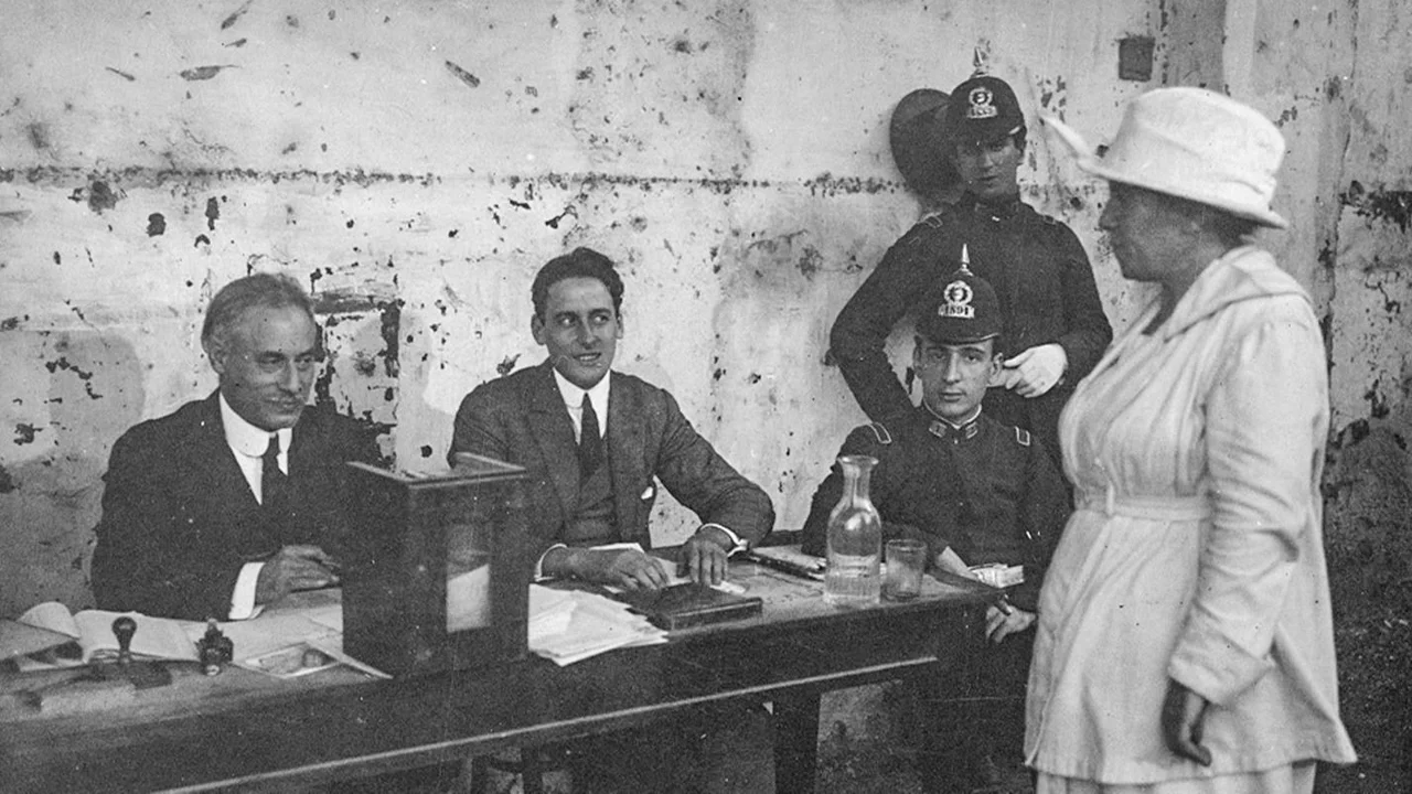 Julieta Lanteri inmigrante italiana en Argentina, emite el primer voto femenino de Sudamérica
