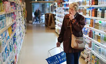 El crecimiento no llega a la mesa: cae el consumo y crece la deuda para comprar comida | Crisis económica
