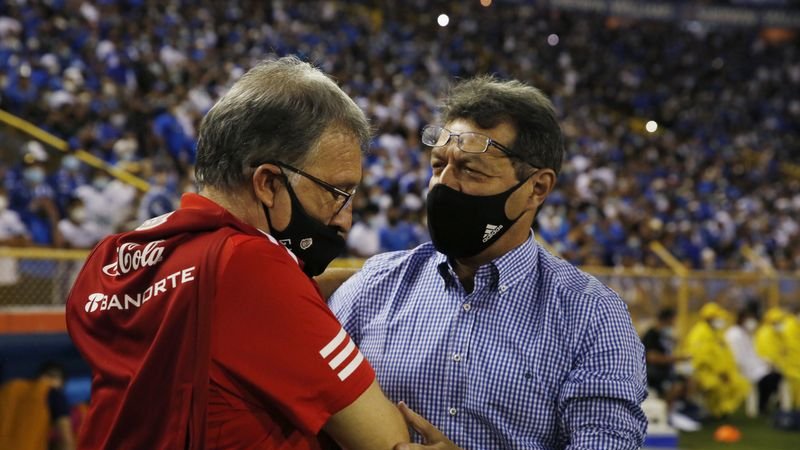Federativos de fútbol El Salvador negocian salida de cuerpo técnico liderado por DT Pérez