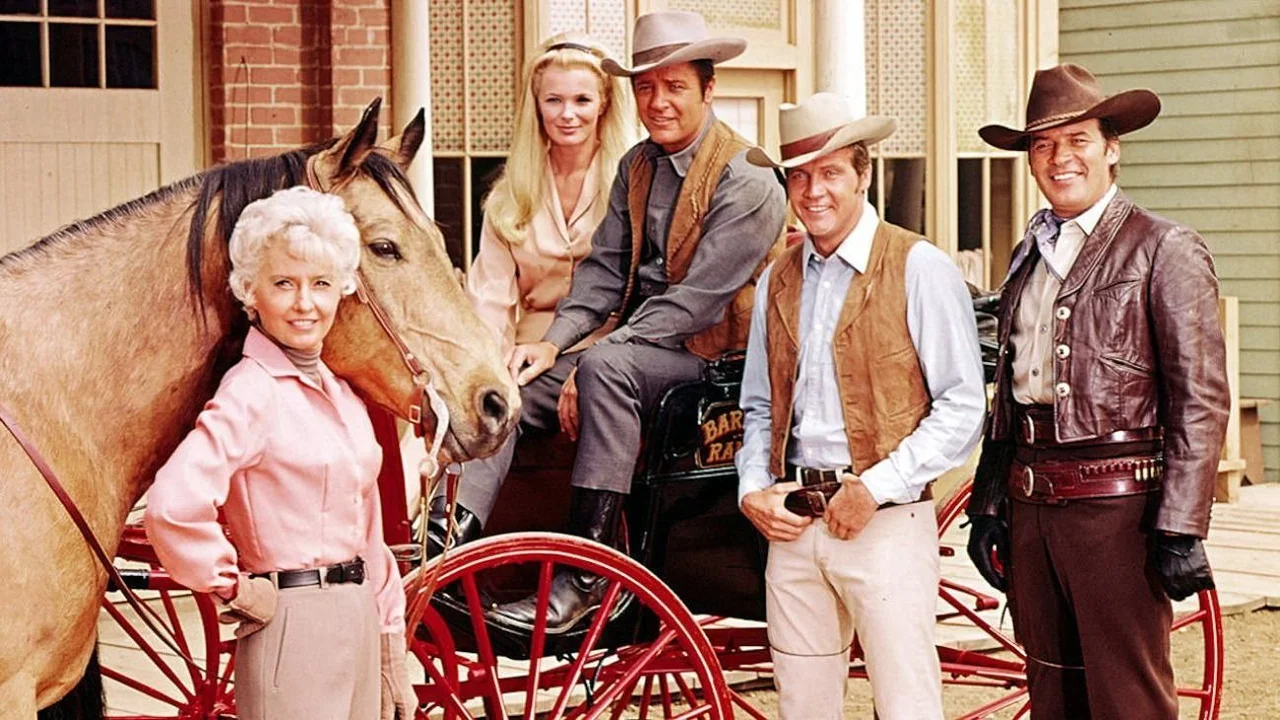 Elenco de la serie Bonanza en el clásico set de filmación 