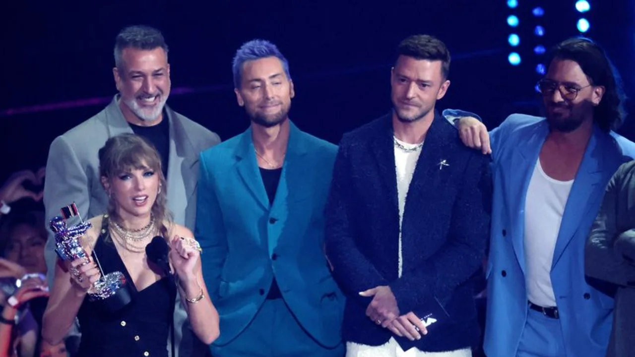 Taylor Swift acapara trofeos en los VMA de la MTV