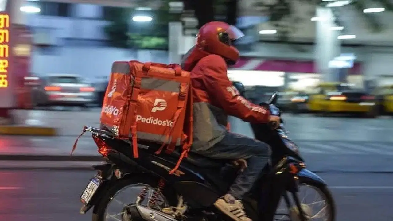 Delivery, monotributo y pluriempleo: cómo se impone el trabajo precarizado en la era Milei