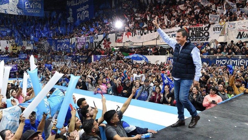 Sergio Massa junto a movimientos sociales: "Hay que explicar que el nuevo gobierno viene a devolver el ingreso"