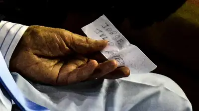 Papel que tenía en sus manos Miguel Etchecolaz con el nombre de Julio López Papel que tenía en sus manos Miguel Etchecolaz con el nombre de Julio López