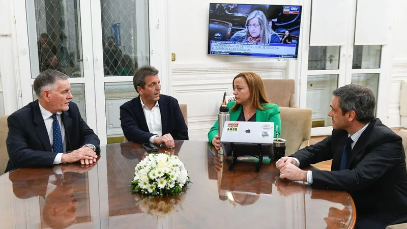 Sergio Massa se reúne con su equipo económico y ultima detalles del proyecto que devuelve el IVA