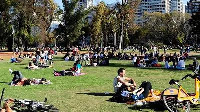 El día de la primavera celebrado en los espacios verdes por miles de jóvenes en la cuidad de Buenos Aires El día de la primavera celebrado en los espacios verdes por miles de jóvenes en la cuidad de Buenos Aires