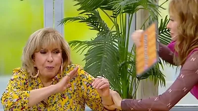Analía Franchín le pegó a Georgina Barbarossa en vivo en Telefe Analía Franchín le pegó a Georgina Barbarossa en vivo en Telefe