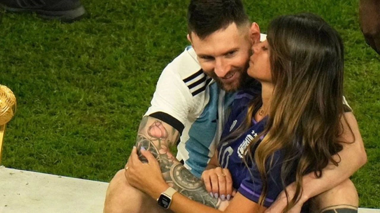 Lionel Messi y Antonela Roccuzzo, abrazados
