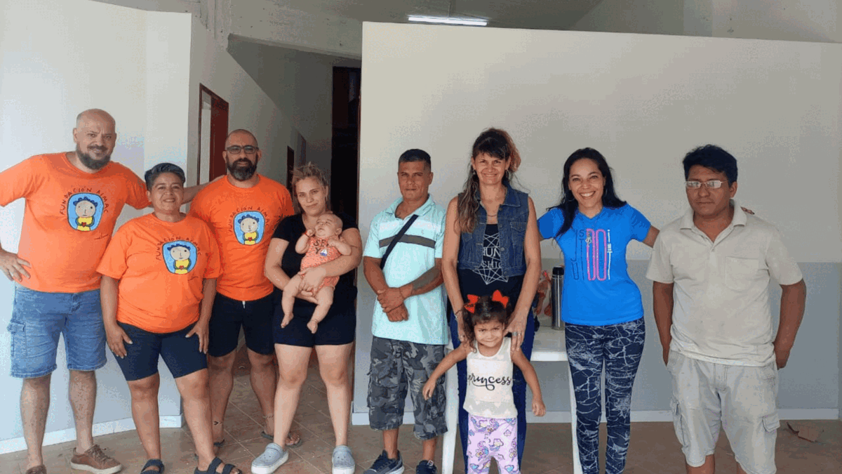 El grupo de médicos que hace operaciones gratis a chicos con malformaciones y que creó una comunidad con familiares de pacientes