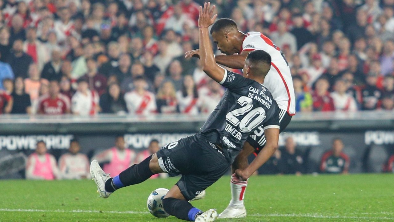 Con gol de Salomón Rondón, River ganó en la última ante Atlético Tucumán
