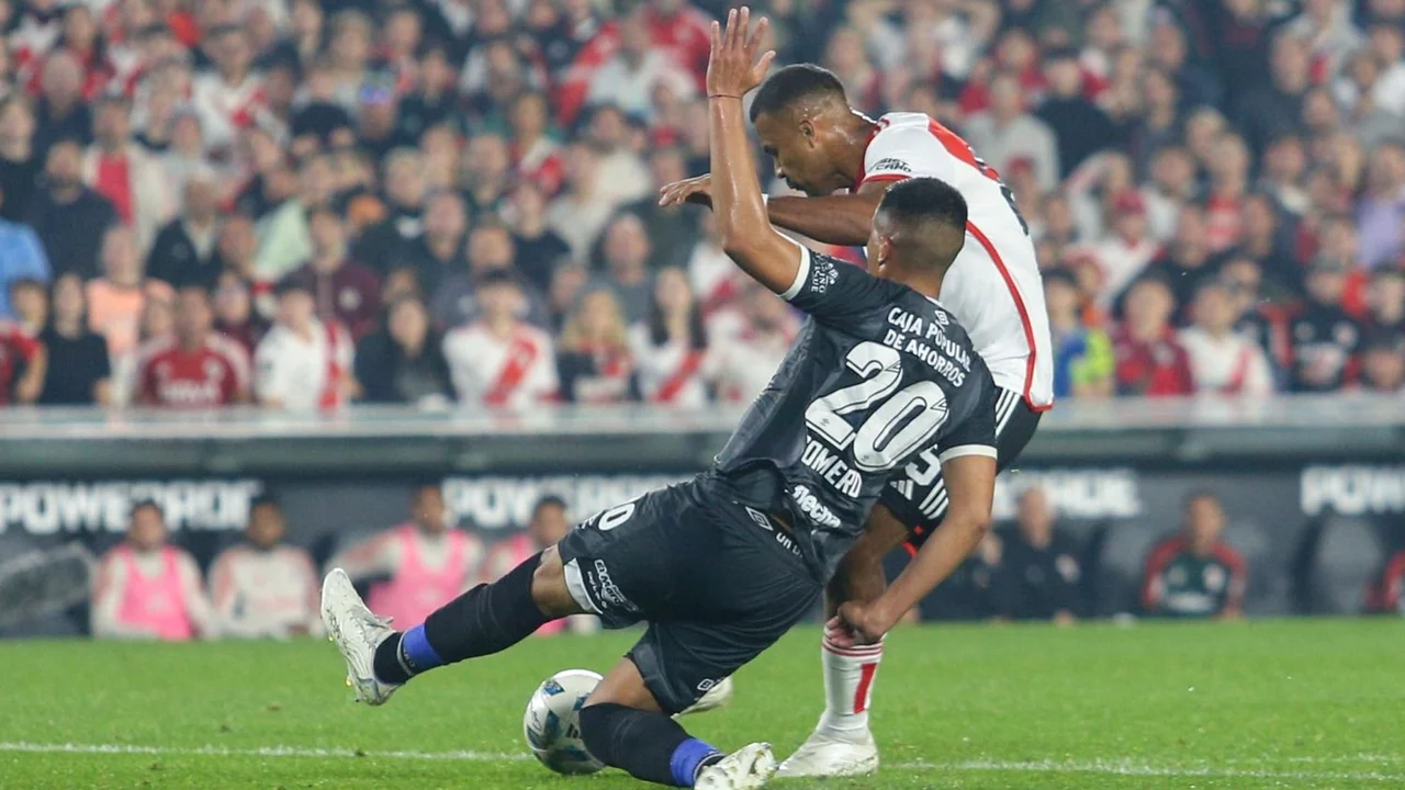 Con gol de Salomón Rondón, River ganó en la última ante Atlético Tucumán