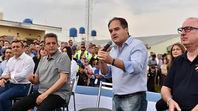 Santiago Maggiotti y Sergio Massa entregaron viviendas en Posadas Santiago Maggiotti y Sergio Massa entregaron viviendas en Posadas