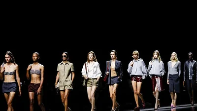 Nuevo diseñador De Sarno apuesta por el glamour minimalista en su debut en Gucci Nuevo diseñador De Sarno apuesta por el glamour minimalista en su debut en Gucci