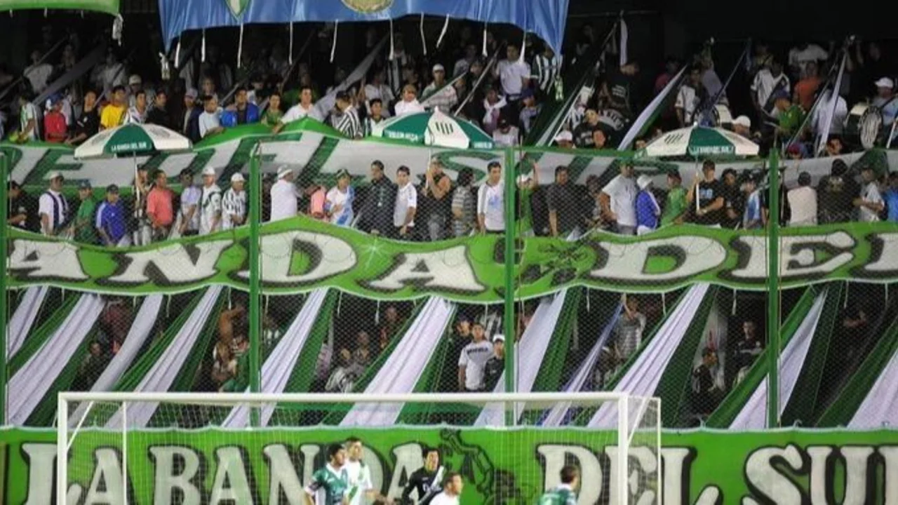 La barra de Banfield atacó al micro de su propio equipo
