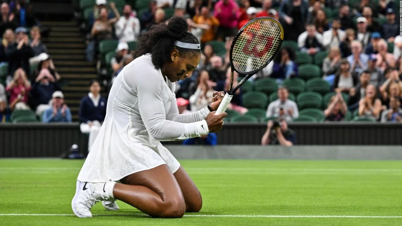 Serena Williams celebrando la victoria en un partido de tenis 