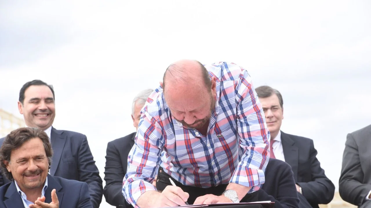 Insfrán firmó contratos para la instalación de parques solares en Laguna Yema e Ingeniero Juárez
