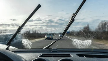 Cómo limpiar correctamente el interior del parabrisas del coche para que  quede perfecto