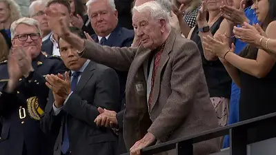 Yaroslav Hunka, de 98 años, recibió dos ovaciones de pie de los legisladores canadienses en la cámara baja de la Cámara de los Comunes durante una visita del presidente ucraniano Volodimir Zelensky el viernes. Yaroslav Hunka, de 98 años, recibió dos ovaciones de pie de los legisladores canadienses en la cámara baja de la Cámara de los Comunes durante una visita del presidente ucraniano Volodimir Zelensky el viernes.