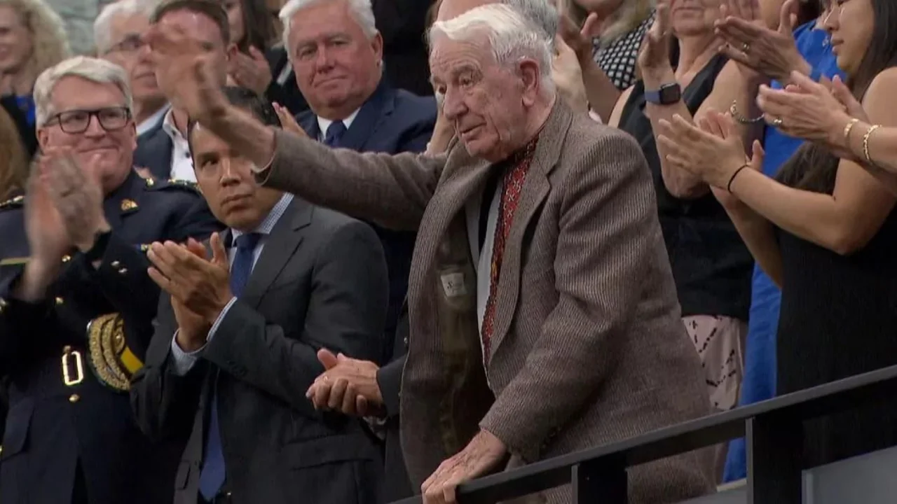 Yaroslav Hunka, de 98 años, recibió dos ovaciones de pie de los legisladores canadienses en la cámara baja de la Cámara de los Comunes durante una visita del presidente ucraniano Volodimir Zelensky el viernes.
