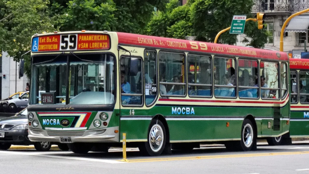 Fotografía del colectivo de la línea 59 en su recorrido.