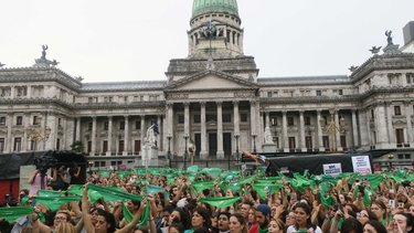 Qué pasaría con el aborto con una salud arancelada como quiere Milei