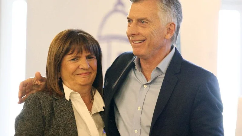 Patricia Bullrich, candidata a la presidencia por Juntos por el Cambio, con el exmandatario Mauricio Macri. Foto: NA.