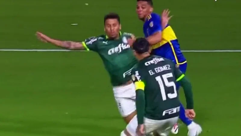 Video: polémica total con la falta que cobró el árbitro antes del gol de Boca