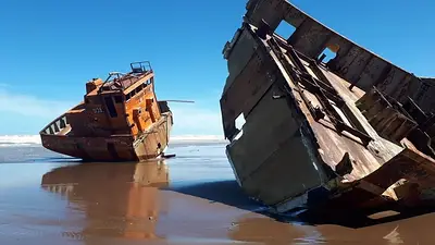 Barcos abandonados en las costas de San Cayetano Barcos abandonados en las costas de San Cayetano