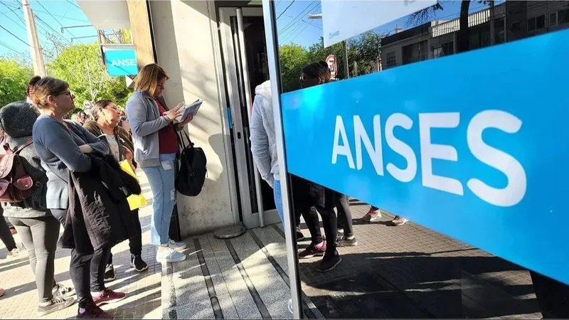 Frente de un edificio de la ANSES en el que las personas esperan ser atendidas 