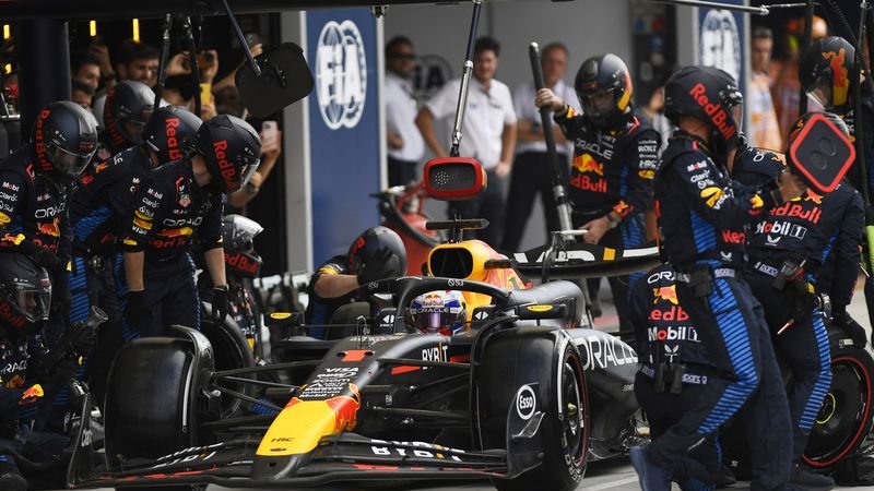 Verstappen dice que su Red Bull se ha convertido en un monstruo imposible de conducir