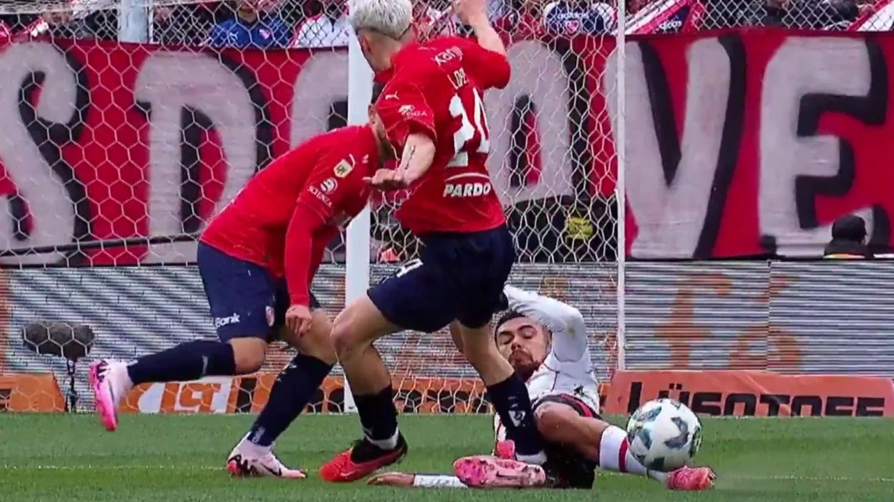 Así fue la patada de Santi López a Paulo Díaz: roja para el jugador de Independiente ante River