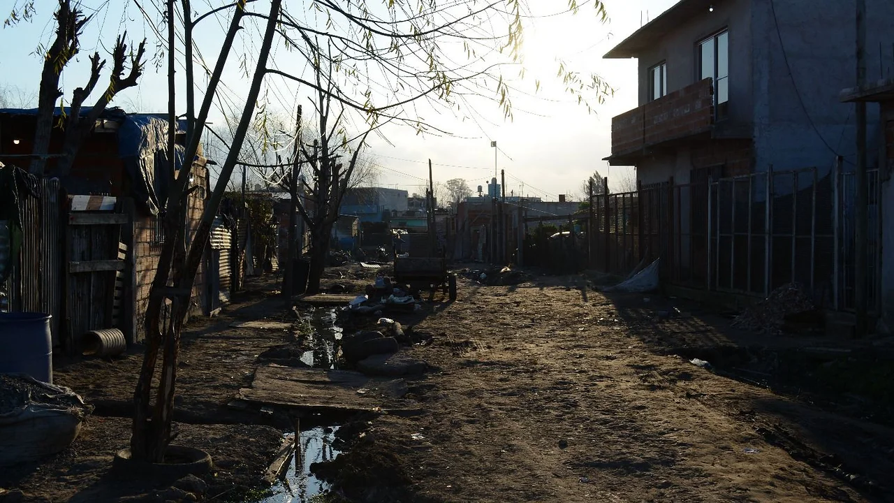De la parroquia al abandono de familias en default: los endeudados de los barrios que escapan del narco recorriendo provincias
