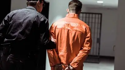 A través de la Resolución 008/2024, el Ministerio de Justicia y Seguridad de Santa Fe dispuso la utilización de estos nuevos trajes para los presos. A través de la Resolución 008/2024, el Ministerio de Justicia y Seguridad de Santa Fe dispuso la utilización de estos nuevos trajes para los presos.