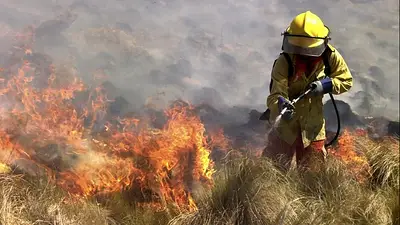 Los bomberos trabajan para contener las llamas en dos localidades de Córdoba. Los bomberos trabajan para contener las llamas en dos localidades de Córdoba.