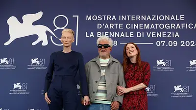 Almodóvar abraza la amistad y la eutanasia en su debut en inglés Almodóvar abraza la amistad y la eutanasia en su debut en inglés