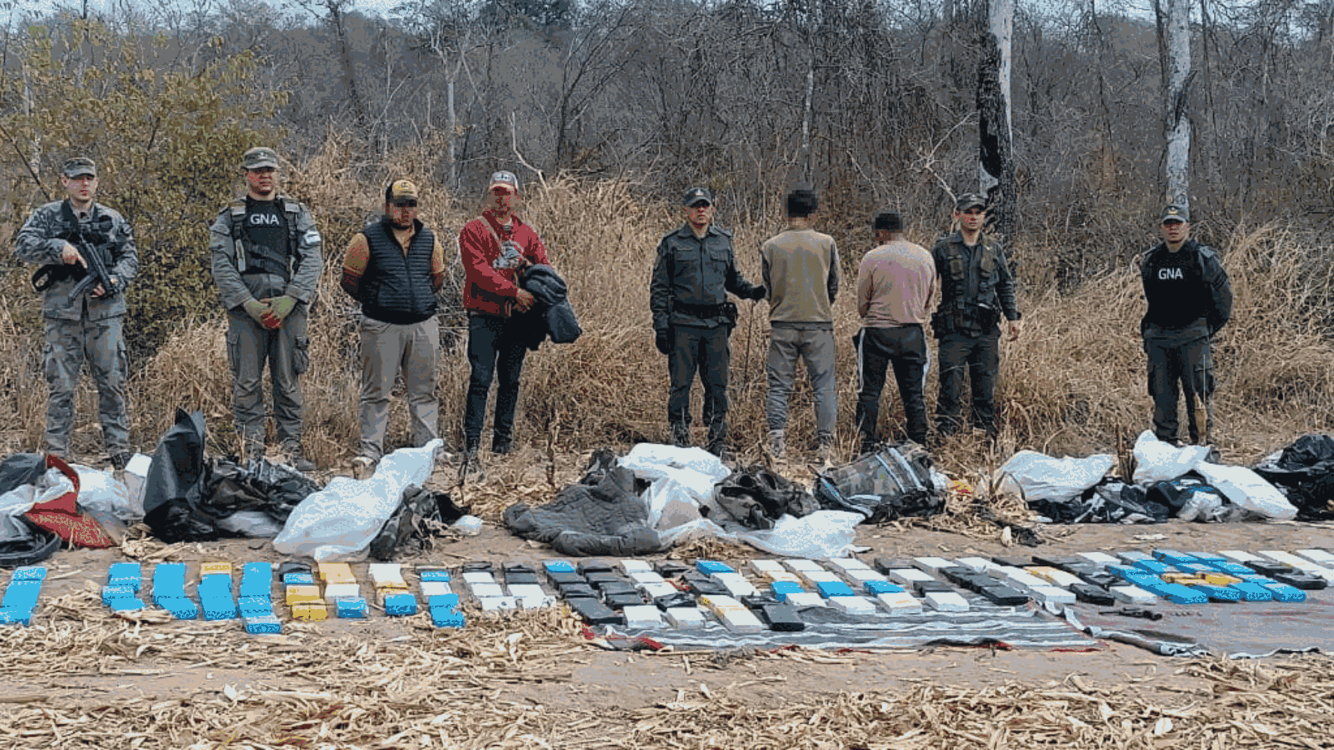 11 mochileros guiados por un hombre armado cargaban con 200 kilos de cocaína en Salta: el particular sello en los paquetes que encendió alarmas