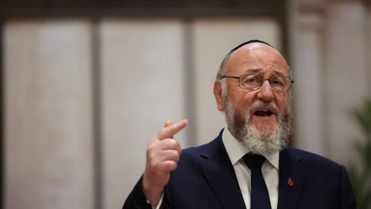 El rabino jefe de Reino Unido denuncia la suspensión de licencias de exportación de armas a Israel