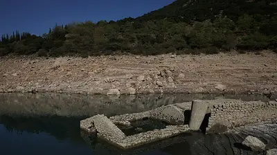 Aparece un pueblo hundido en Grecia después de que la sequía seca un lago Aparece un pueblo hundido en Grecia después de que la sequía seca un lago