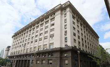 Por el faltante de bonos en dólares, el Tesoro renovó los vencimientos de deuda | Dólares