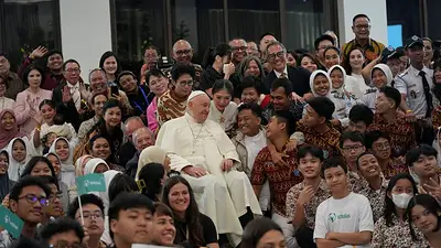 El Papa elogia a los indonesios por preferir criar niños en lugar de gatos El Papa elogia a los indonesios por preferir criar niños en lugar de gatos