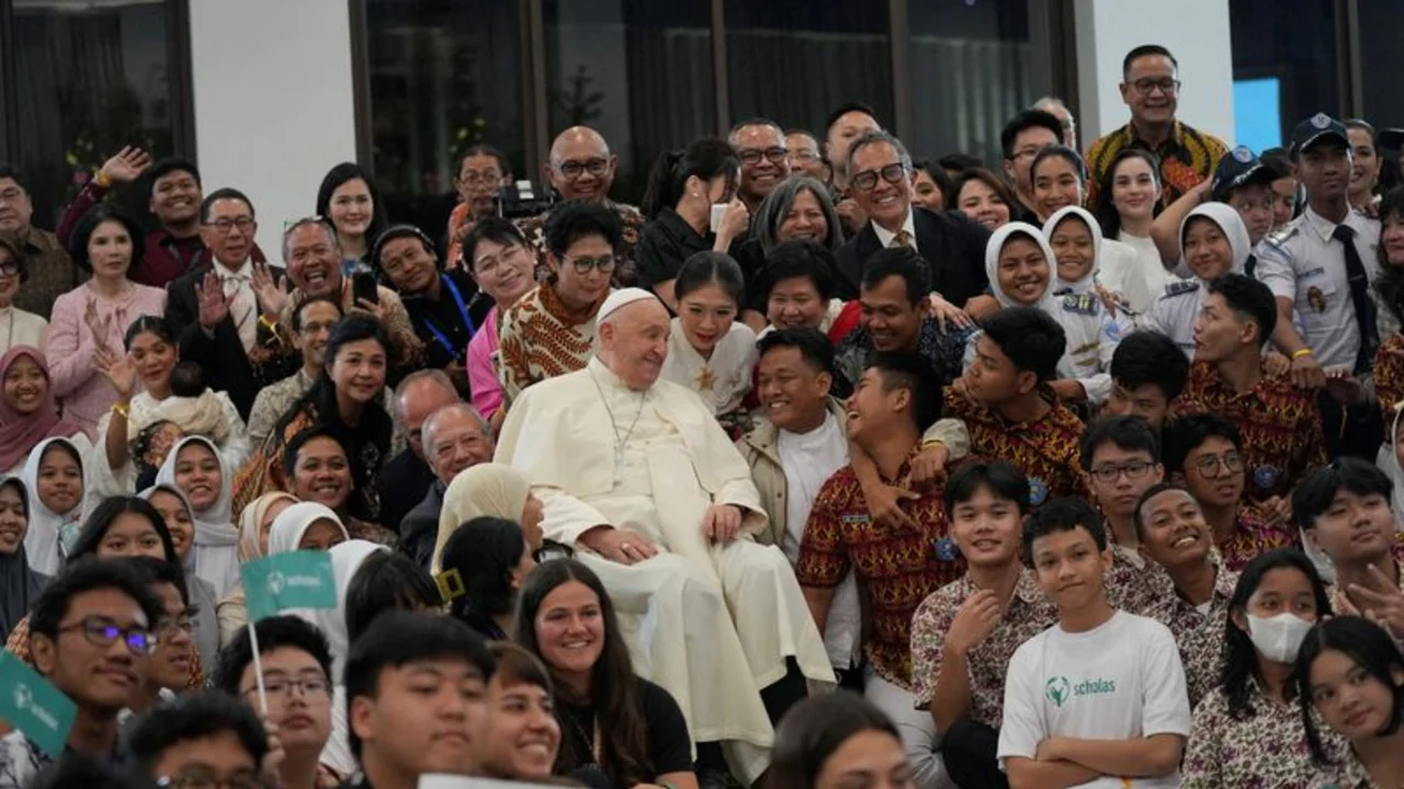 El Papa elogia a los indonesios por preferir criar niños en lugar de gatos
