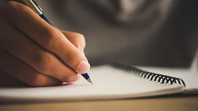 Una persona con un cuaderno Una persona con un cuaderno