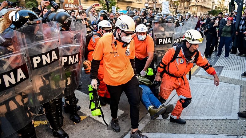 El gas pimienta que la Policía usa contra los jubilados es más caro que la jubilación mínima