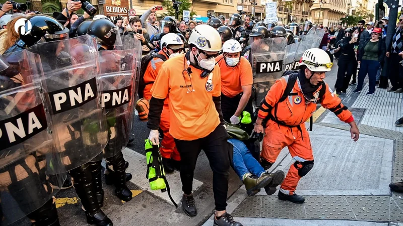 El gas pimienta que la Policía usa contra los jubilados es más caro que la jubilación mínima