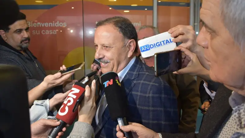 Fotografía de Ricardo Quintela antes de la reunión con gobernadores 