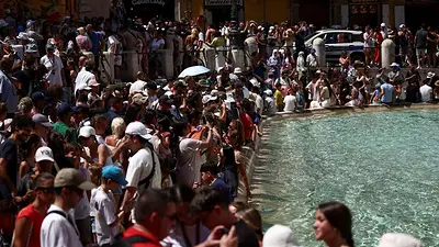 Roma estudia limitar el acceso de turistas a la Fontana de Trevi Roma estudia limitar el acceso de turistas a la Fontana de Trevi