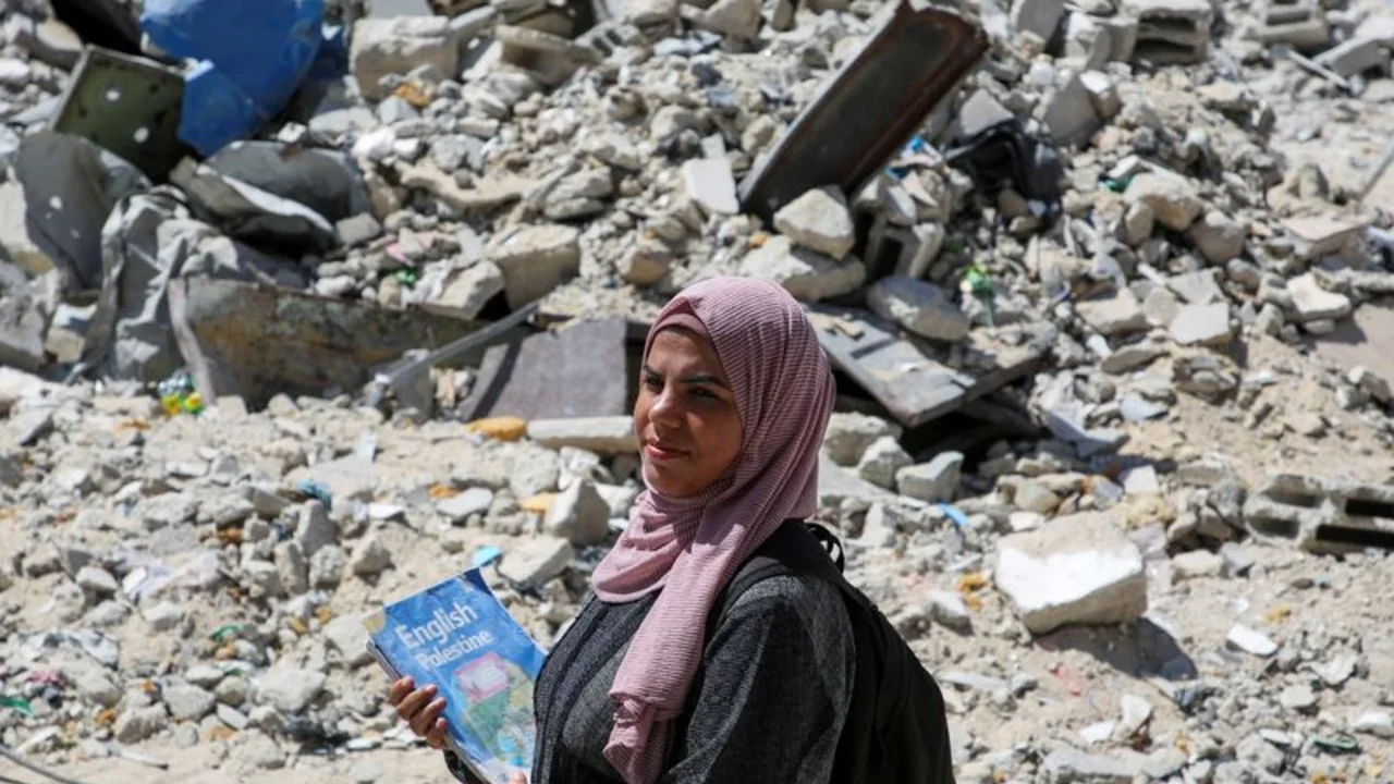 Una profesora de Gaza ofrece un rayo de esperanza con su aula entre los escombros