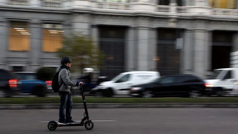 Madrid prohibirá alquiler de patinetes eléctricos por conducción temeraria y aparcamiento caótico